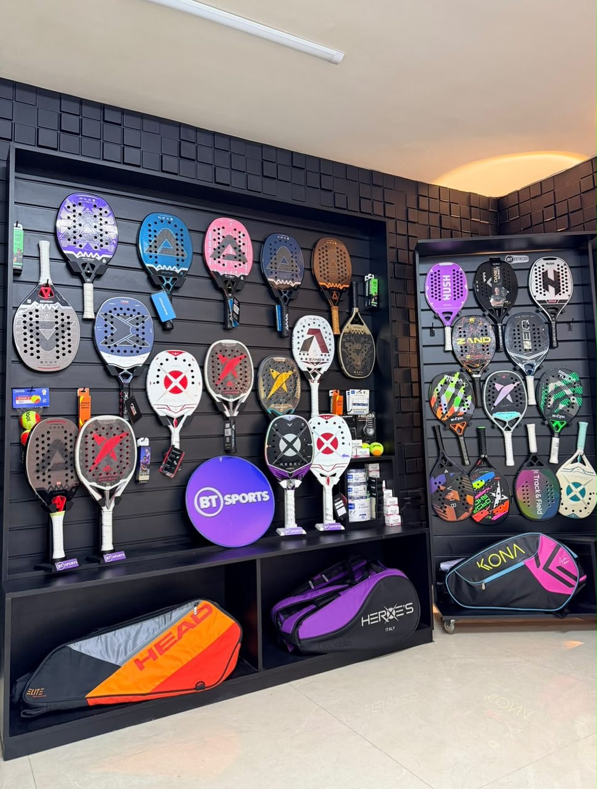Parede de raquetes de beach tennis na loja BT Sports